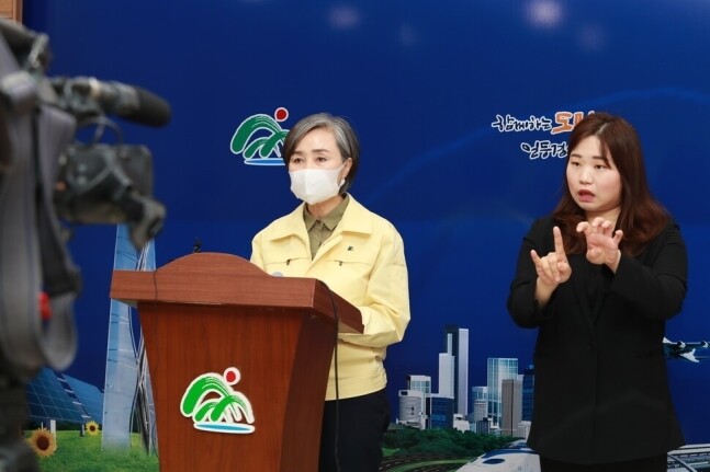 충북도 보건당국이 코로나19 감염증 확산 경위 등을 설명하고 있다. 충북도 제공
