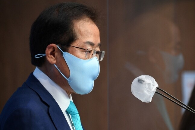 홍준표 국민의힘 의원이 지난 5월 오전 서울 여의도 국회 소통관에서 기자회견을 열고 국민의힘에 복당할 것을 밝히고 있다. 공동취재사진 홍준표 국민의힘 의원이 지난 5월 오전 서울 여의도 국회 소통관에서 기자회견을 열고 국민의힘에 복당할 것을 밝히고 있다. 공동취재사진