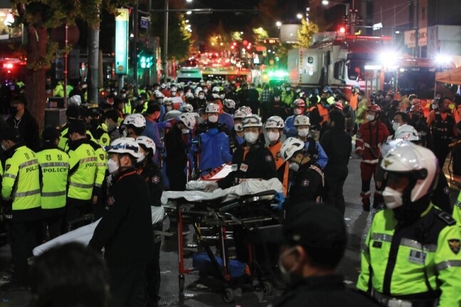 이태원 참사로 통제된 서울 용산구 사고 현장에서 30일 새벽 소방관과 경찰들이 사상자를 이송하기 위해 이동하고 있다. 박종식 기자 anaki@hani.co.kr