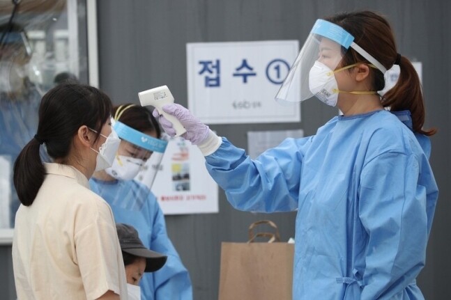 선별진료소에서 서울 시민들이 코로나 19검사를 받고 있는 모습. 김봉규 선임기자 bong9@hani.co.kr