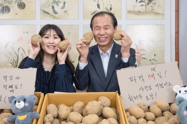 최문순 강원지사가 올해 초 ‘감자 파는 도지사’를 자처하며 사회관계망서비스 등을 통해 강원감자 판매에 나선 모습. 강원도 제공