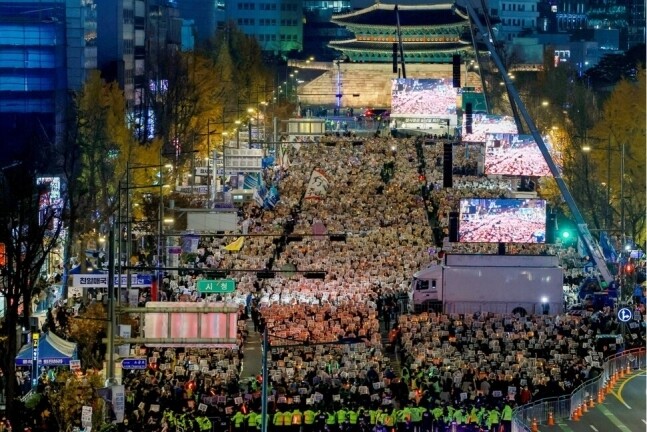 19일 오후 서울 태평로 숭례문 일대에서 촛불전환행동 주최로 윤석열 정부의 퇴진을 요구하는 촛불집회가 열리고 있다. 연합뉴스