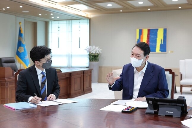 윤석열 대통령이 지난 7월26일 용산 대통령실 집무실에서 한동훈 법무부 장관으로부터 업무보고를 받고 있다. 대통령실 제공 윤석열 대통령이 지난 7월26일 용산 대통령실 집무실에서 한동훈 법무부 장관으로부터 업무보고를 받고 있다. 대통령실 제공