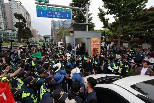 ‘비정규직 이제그만 공통투쟁’과 민주노총 금속노조 비정규직 노동자들이 지난 25일 저녁 서울 서초구 대법원 앞에서 불법파견 사용자 엄정 처벌과 조속한 대법원 판결을 요구하면 야간문화제를 하려고 하자, 경찰이 제지하고 있다. 백소아 기자 thanks@hani.co.kr