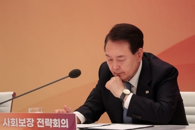 윤석열 대통령이 지난달 31일 청와대 영빈관에서 열린 사회보장 전략회의에서 회의 자료를 살피고 있다. 대통령실 제공