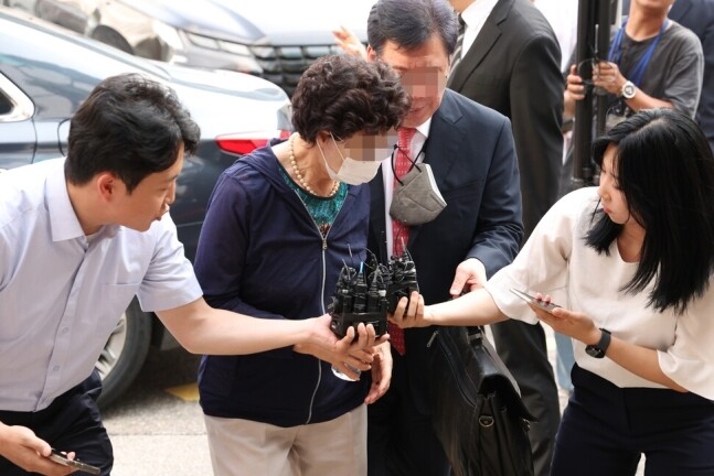 윤석열 대통령의 장모 최은순(가운데)씨가 21일 경기도 의정부시 가능동 의정부지방법원에서 통장 잔고증명 위조 등 혐의 관련 항소심 재판을 위해 법정으로 이동하고 있다. 연합뉴스