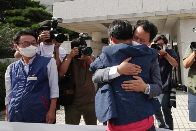 권정오 전국교직원노동조합(전교조) 위원장(왼쪽)이 지난 3일 오후 서울 서초구 대법원에서 열린 법외노조 통보 처분 취소 소송 상고심 선고를 마치고 법정을 나와 조합원들과 얼싸 안고 있다. 백소아 기자 thanks@hani.co.kr