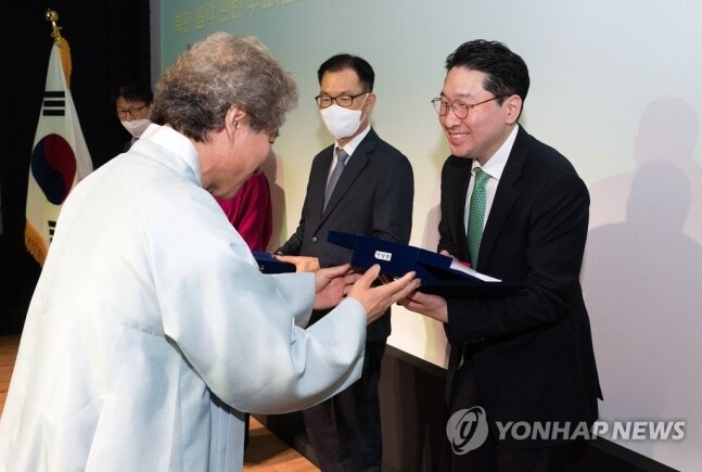 이상현(오른쪽) 태인 대표가 임재원(왼쪽) 국립국악원장으로부터 우표 기증에 대한 감사패를 받고 있다. 사진 태인 제공