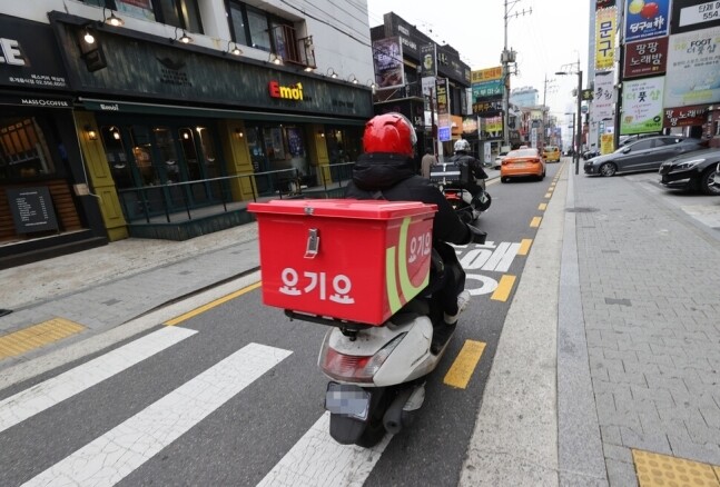 식당가에 배달오토바이. 연합뉴스