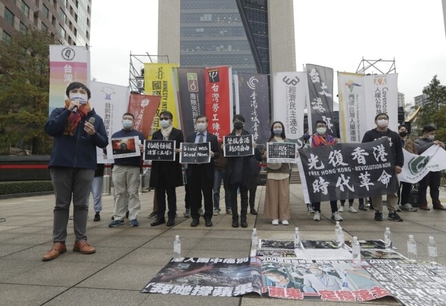 지난해 12월30일 대만 수도 타이페이에서 홍콩인들과 대만인들이 “광복 홍콩, 시대 혁명” 등의 팻말을 들고 홍콩의 자유를 요구하는 시위를 하고 있다. 비판 언론인 &lt;핑궈일보&gt;와 &lt;입장신문&gt;의 잇딴 폐간으로 홍콩의 언론 자유는 사실상 사라졌다. 타이페이/AP 연합뉴스