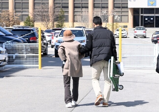 차량 급발진 의심 사고로 12살 손자를 잃고, 교통사고처리 특례법상 치사 혐의로 입건된 60대 할머니가 ‘혐의없음’ 처분을 받았다. 연합뉴스