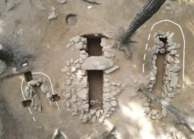 돌덧널무덤(석곽묘)를 조사중인 현장을 위에서 내려다본 모습. 왼쪽부터 3호, 4호, 5호 석곽묘의 모습이 나란히 보인다. 문화재청 제공