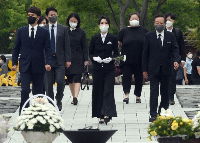 김건희 여사(앞줄 가운데)가 지난 13일 경남 김해 봉하마을에서 노무현 전 대통령 묘역에 참배하고 있다. 대통령실 사진기자단