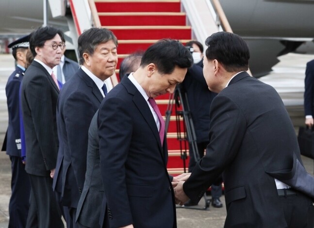 네덜란드를 국빈방문하는 윤석열 대통령이 11일 경기 성남 서울공항에서 출국에 앞서 국민의힘 김기현 대표 등 환송 인사들과 차례로 악수하고 있다. 공동취재사진