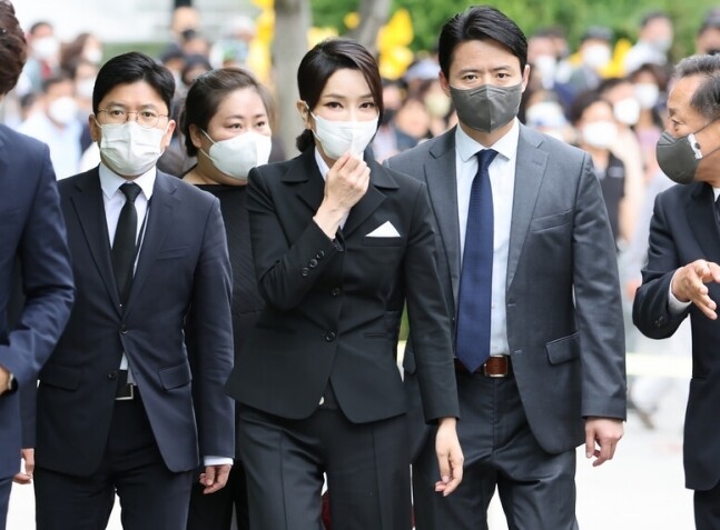 윤석열 대통령 부인 김건희 여사가 지난 13일 경남 김해시 진영읍 봉하마을을 방문하고 있다. 김 여사 뒤로 이날 동행한 김아무개 전 코바나컨텐츠 전무가 보인다. 대통령실사진기자단