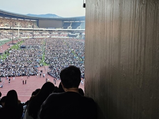 무대가 제대로 보이지 않는 ‘벽뷰’ 좌석 사진. 온라인 커뮤니티 갈무리