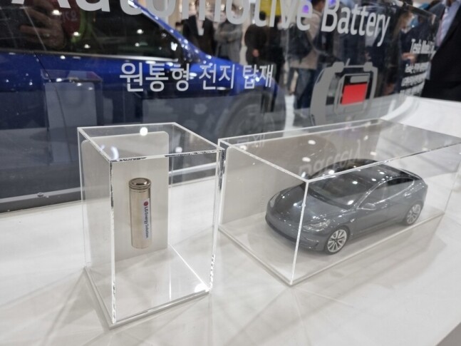 지난 3월18일 서울 코엑스에서 열린 인터배터리 행사에서 테슬라에 탑재된 LG에너지솔루션의 원통형 배터리가 전시되고 있다. 안태호 기자