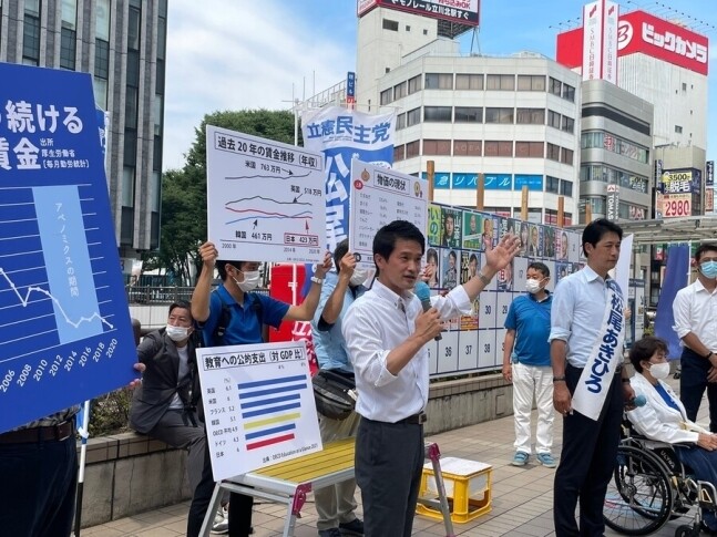 지난해 다큐멘터리 &lt;왜 당신은 총리가 될 수 없는가&gt;의 인기로 대중적 인지도가 높아진 오가와 준야 입헌민주당 정조회장이 지난 2일 도쿄 다치카와역 광장 거리 유세에서 지지를 호소하고 있다. 도쿄/김소연 특파원