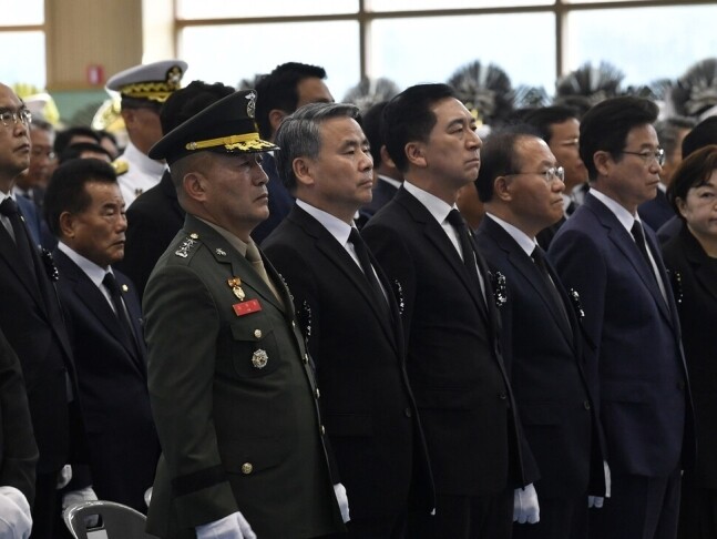 지난달 22일 경북 포항 해병대 1사단에서 거행된 고 채아무개 상병 영결식에 김계환 해병대 사령관(앞줄 군복 입은 이)과 이종섭 국방부 장관(앞줄 왼쪽 두번째) 등이 참석하고 있다. 해병대사령부 제공