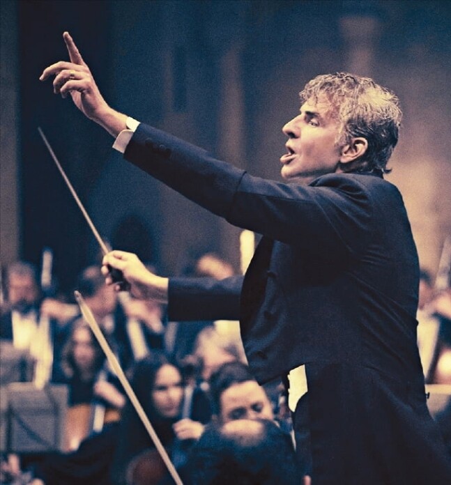지휘자이자 작곡가 레너드 번스타인의 음악과 사랑을 다룬 영화 ‘마에스트로 번스타인’. 넷플릭스 제공