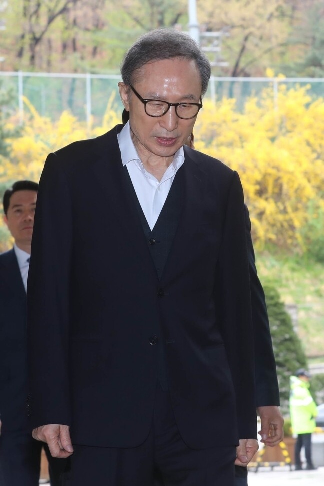 이명박 전 대통령이 지난 4월10일 오후 서울 서초구 서울고등법원에서 열린 항소심 속행공판에 출석하기 위해 법원에 도착해 법정으로 향하고 있다. 신소영 기자 viator@hani.co.kr 이명박 전 대통령이 지난 4월10일 오후 서울 서초구 서울고등법원에서 열린 항소심 속행공판에 출석하기 위해 법원에 도착해 법정으로 향하고 있다. 신소영 기자 viator@hani.co.kr