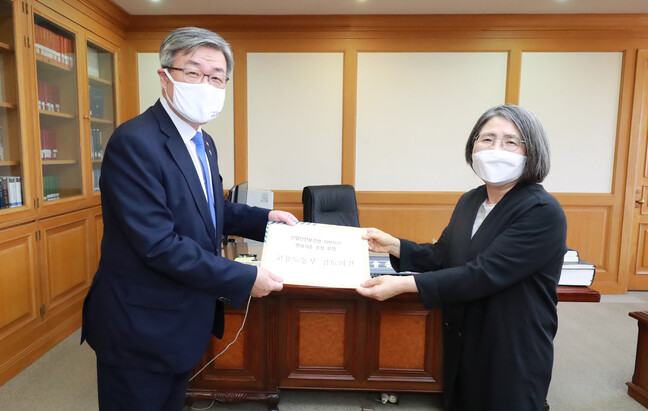 이재갑 고용노동부 장관(왼쪽)이 3일 대법원 양형위원회를 방문해 김영란 양형위원회 위원장에게 산업안전보건법 양형기준 조정에 대한 협조를 요청하고 있다. 고용노동부 제공