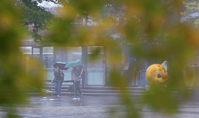 기상청은 5일(일요일) 전국이 대체로 흐리고 대부분 지역에 비가 내릴 것으로 예보했다. 연합뉴스