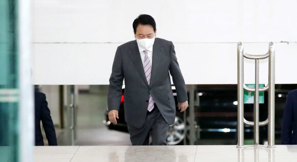 윤석열 대통령이 20일 오전 서울 용산 대통령실 청사로 출근하고 있다. 공동취재사진 윤석열 대통령이 20일 오전 서울 용산 대통령실 청사로 출근하고 있다. 공동취재사진