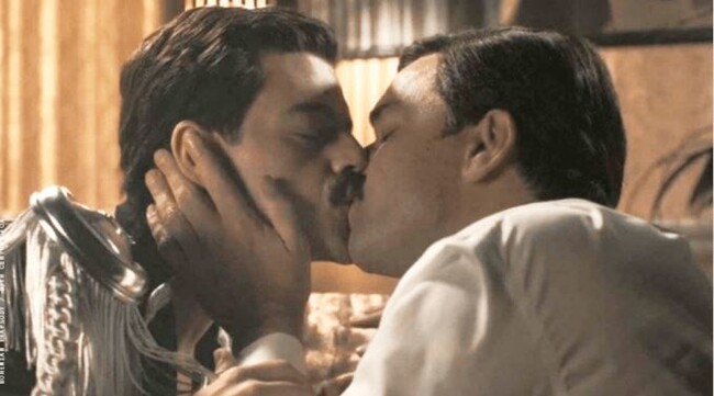 &lt;보헤미안 랩소디&gt;에서 프레디 머큐리(왼쪽)와 매니저 폴 프렌터(앨런 리치)가 키스하는 장면. 화면 갈무리