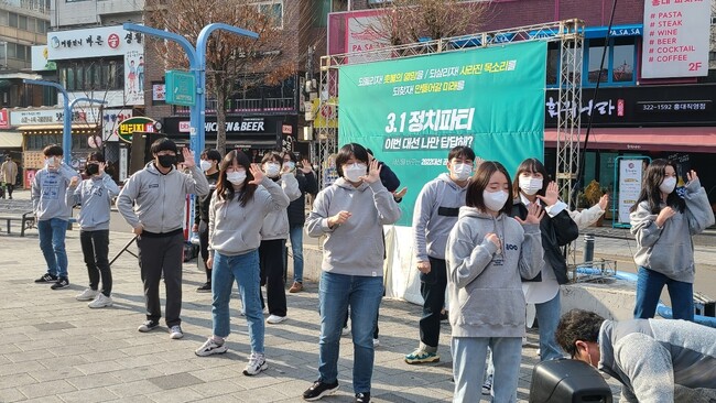 서울 마포구 홍대입구역 인근 광장마당에서 5대 권리찾기 실천단 ‘우주인’ 소속 대학생들이 노래에 맞춰 춤을 추고 있다. 박지영 기자