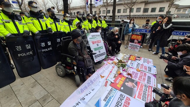 14일 오전9시 전국장애인차별철폐연대(전장연) 등 장애인단체들이 서울 종로구 통의동 금융감독원 연수원에 마련된 인수위원회 사무실 인근 도로에서 ‘장애인 권리예산 반영 촉구’ 기자회견을 열고 있다. 박지영 기자