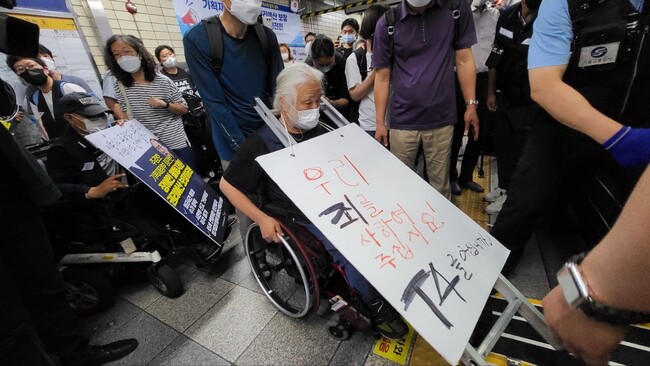 13일 아침 7시55분께 서울 지하철 4호선 혜화역 5-3 승강장에서 전국장애인차별철폐연대(전장연) 등 장애인단체 활동가들이 열차에 탑승하고 있다. 박지영 기자