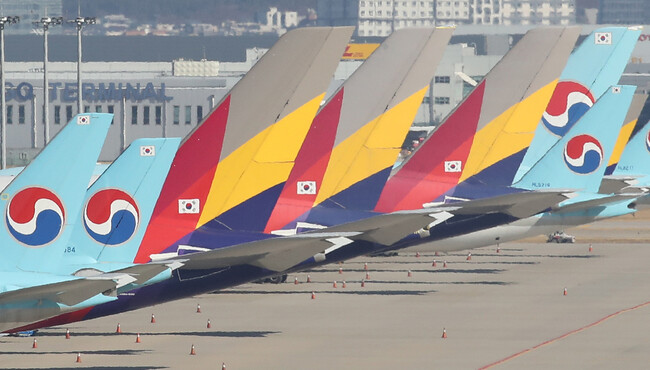 2020년 1월6일 인천국제공항 주기장에 서 있는 대한항공과 아시아나항공 여객기들. 정부 지원을 등에 업은 대한항공의 아시아나항공 인수에 속도가 붙고 있다. 연합뉴스