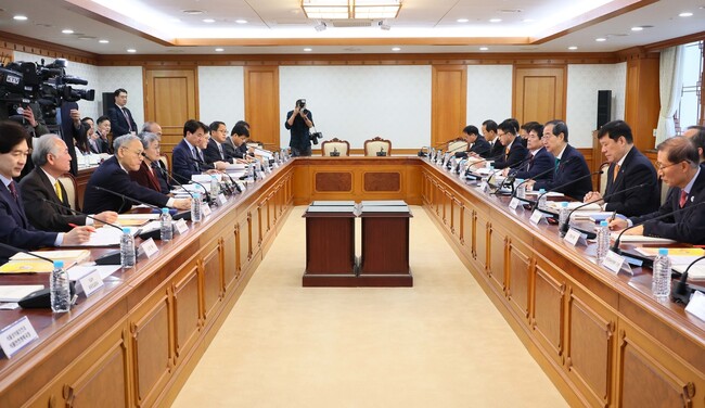 국가스포츠정책위원회 공동위원장인 한덕수 국무총리가 20일 서울 종로구 정부서울청사에서 첫 회의를 주재하고 있다. 문체부 제공