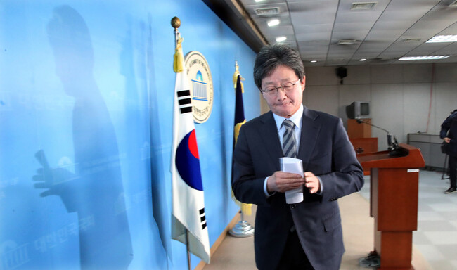 유승민 새로운보수당 의원이 9일 오전 국회에서 기자회견을 열어 자유한국당과 신설 합당을 추진하고 개혁보수를 위해 총선에 불출마하겠다고 선언한 뒤 회견장을 나서고 있다. 김경호 선임기자 jijae@hani.co.kr