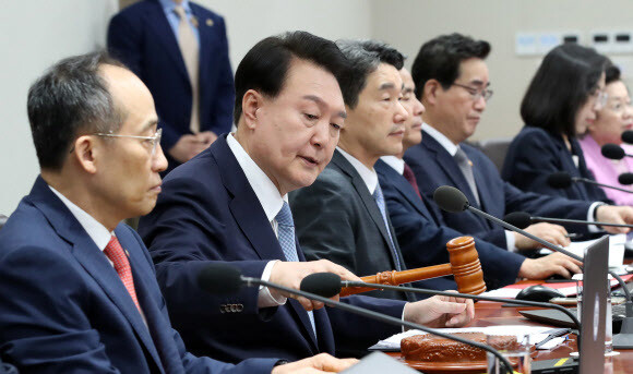 윤석열 대통령이 12일 용산 대통령실에서 국무회의 개회 선언을 하고 있다. 연합뉴스