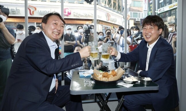 이준석 국민의힘 대표(오른쪽), 윤석열 전 검찰총장이 25일 서울 광진구 한 치킨집에서 만나 건배하고 있다. 공동취재사진 이준석 국민의힘 대표(오른쪽), 윤석열 전 검찰총장이 25일 서울 광진구 한 치킨집에서 만나 건배하고 있다. 공동취재사진