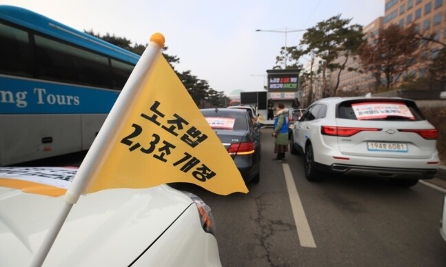 비정규직 노동자들이 이른바 노란봉투법으로 불리는 노동조합법 2조와 3조 개정을 요구하며 5월7일 오후 국회 앞에서 차량 시위를 벌이고 있다. 이날 시위에는 대우조선·현대삼호중공업의 하청노동자와 대리운전·학습지 등 특수고용노동자도 함께 참여했다. 박종식 기자 anaki@hani.co.kr