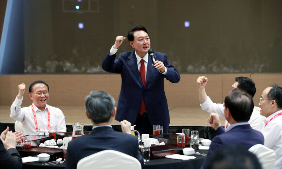 윤석열 대통령이 28일 인천 중구 인천국제공항공사 인재개발원에서 열린 국민의힘 연찬회에서 발언하고 있다. 연합뉴스