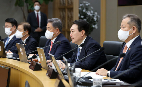 윤석열 대통령이 27일 세종시 정부세종청사에서 열린 국무회의에서 발언을 하고 있다. 연합뉴스