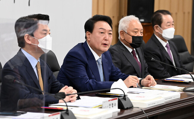 윤석열 대통령 당선자가 3일 서울 종로구 삼청동 대통령직인수위원회에서 열린 전체회의에서 발언하고 있다. 공동취재사진