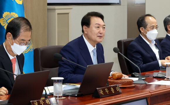 윤석열 대통령이 5일 오전 서울 용산 대통령실 청사에서 열린 국무회의에서 발언하고 있다. 공동취재사진 윤석열 대통령이 5일 오전 서울 용산 대통령실 청사에서 열린 국무회의에서 발언하고 있다. 공동취재사진