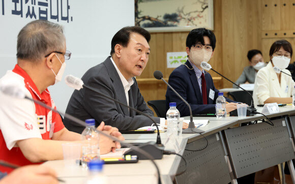 윤석열 대통령이 20일 오후 경기도 성남시 분당구 목련마을 주공1단지 아파트에서 열린 제3차 비상경제민생회의에서 발언하고 있다. 공동취재사진 윤석열 대통령이 20일 오후 경기도 성남시 분당구 목련마을 주공1단지 아파트에서 열린 제3차 비상경제민생회의에서 발언하고 있다. 공동취재사진