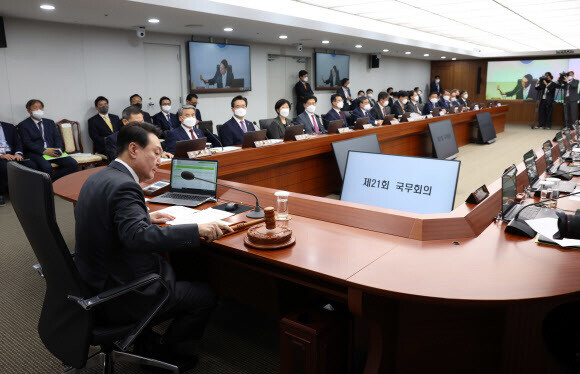 윤석열 대통령이 12일 오후 서울 용산 대통령실 청사에서 열린 임시 국무회의에서 개회를 선언하고 있다. 대통령실 제공