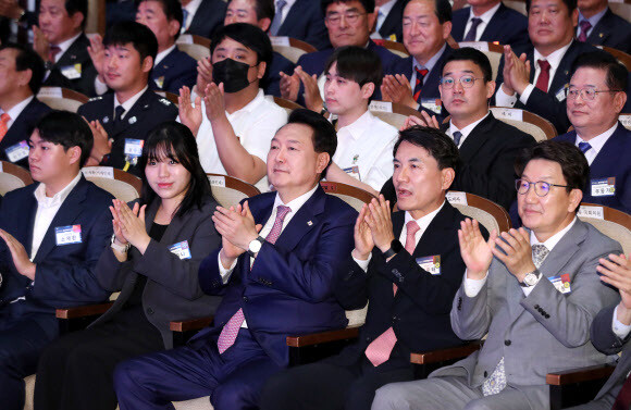 윤석열 대통령이 9일 강원 춘천시 강원대학교 백령아트센터에서 열린 강원특별자치도 출범 기념식에서 박수치고 있다. 연합뉴스