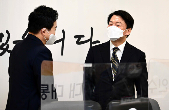 안철수 대통령직인수위원회 위원장(오른쪽)이 4일 서울 통의동 인수위 사무실에서 열린 제4차 전체회의에 참석하고 있다. 공동취재사진