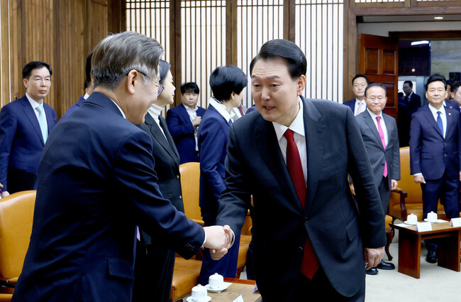 윤석열 대통령이 31일 내년도 정부 예산안에 대한 시정연설에 앞선 사전환담에서 이재명 더불어민주당 대표와 악수하고 있다. 대통령실사진기자단