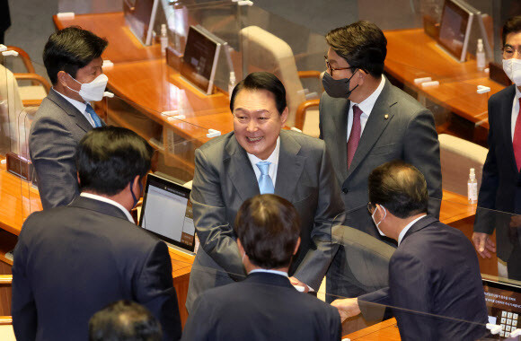 윤석열 대통령이 16일 오전 국회 본회의장에서 첫 시정연설을 마친 뒤 의원석을 돌며 야당 의원들과 일일이 악수하고 있다. 공동취재사진