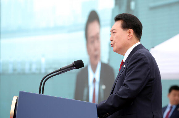 윤석열 대통령이 15일 인천항 수로 및 팔미도 근해 노적봉함에서 열린 제73주년 인천상륙작전 전승기념식에서 기념사를 하고 있다. 연합뉴스