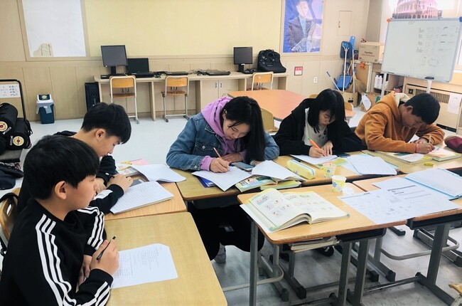 경기 고양시에 있는 백신중학교는 다문화 예비학교(이하 예비학교)를 2년째 운영하고 있다. 지난 8일 오전 타이, 몽골, 중국 등에서 온 학생들이 예비학교 수업 시간에 한글을 배우고 있다. 김지윤 기자